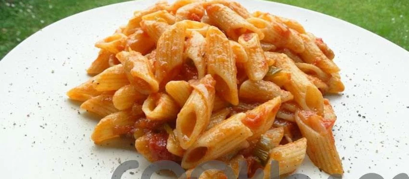 Η συνταγή της ημέρας: Πένες ριγέ με κόκκινη σάλτσα και φρέσκα κρεμμυδάκια